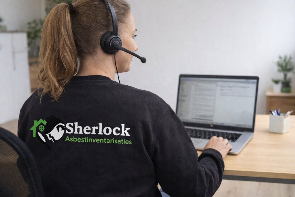 Vrouw werkt met laptop en headset op bureau.